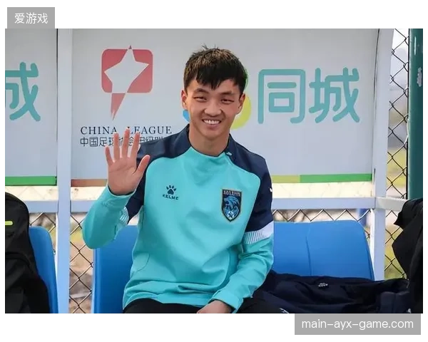杨明洋百场里程碑：从“小小少年”到“中国足球新星”