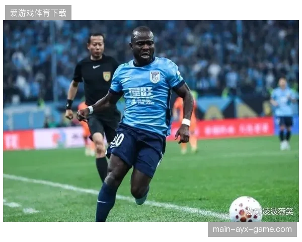 半场逆转！英博1-0西海岸：德尔加多的神奇助攻与阿奇姆彭的绝杀——足球赛场上的“逆转之王”